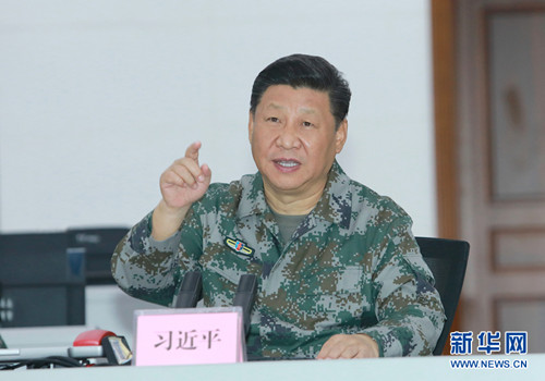 10月25日上午，中共中央總書記、國家主席、中央軍委主席習(xí)近平到南部戰(zhàn)區(qū)視察調(diào)研。這是習(xí)近平視察指揮大廳，實地了解戰(zhàn)區(qū)聯(lián)合作戰(zhàn)指揮體系構(gòu)建運(yùn)行情況，勉勵戰(zhàn)區(qū)發(fā)揚(yáng)改革創(chuàng)新精神，持續(xù)深化實踐探索，加快把指揮能力搞過硬。 新華社記者李剛攝