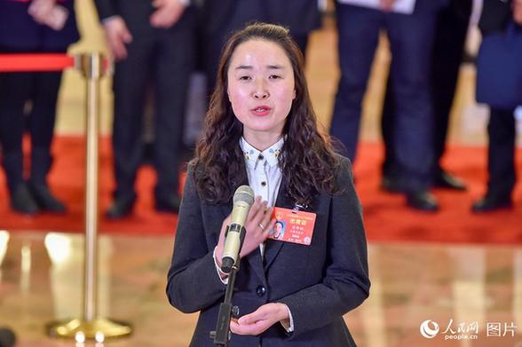全國(guó)人大代表、甘肅省徽縣隴上莊園淘寶店負(fù)責(zé)人梁倩娟。