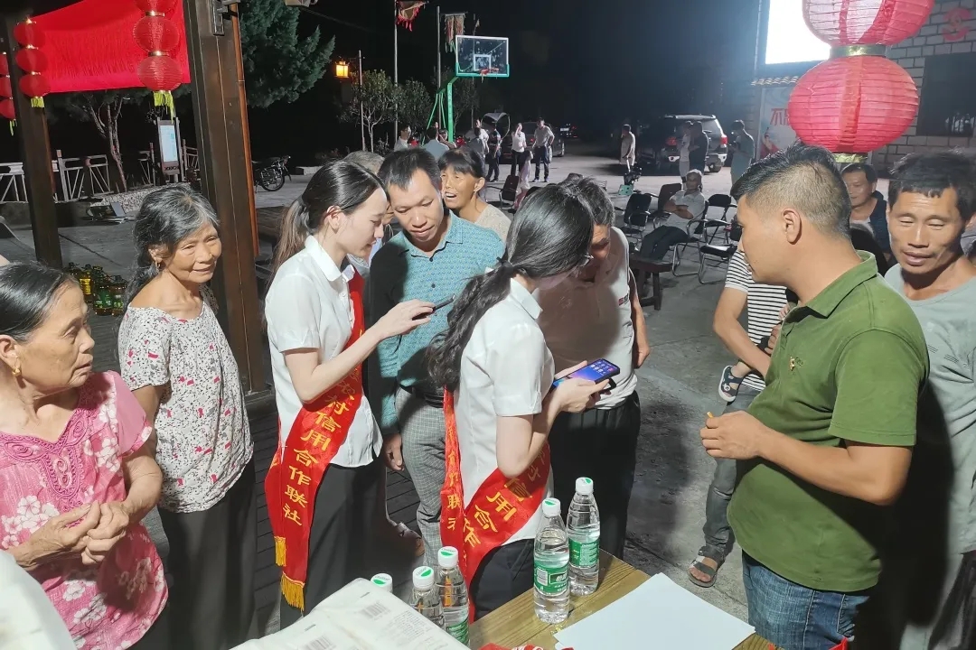 周寧聯(lián)社“螢火蟲(chóng)”黨員金融服務(wù)隊(duì)夜間錯(cuò)峰服務(wù).webp.jpg