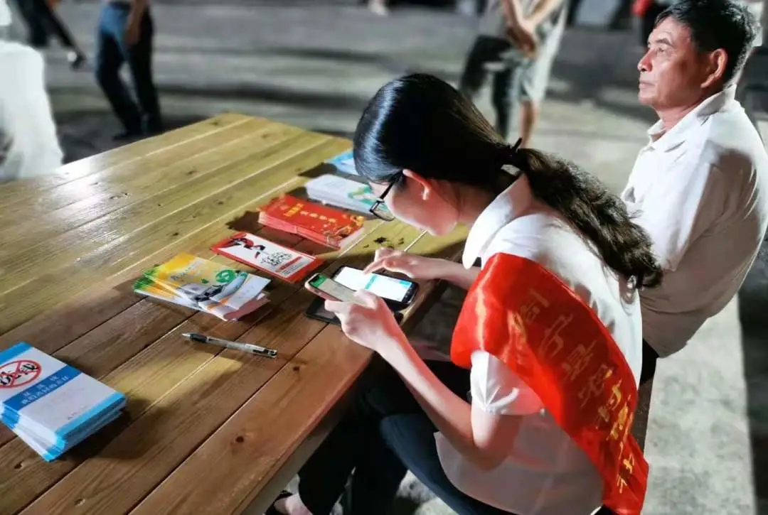 周寧聯(lián)社“螢火蟲(chóng)”黨員金融服務(wù)隊(duì)進(jìn)村送金融政策.webp.jpg
