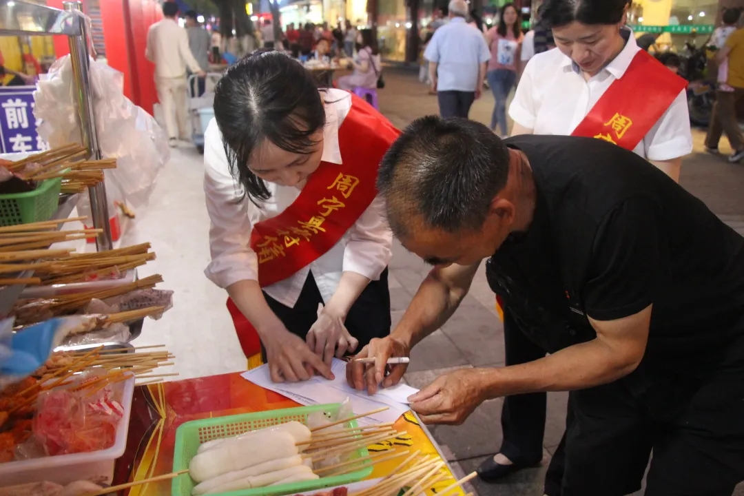 周寧聯(lián)社一對(duì)一、點(diǎn)對(duì)點(diǎn)為商戶辦理二維碼服務(wù)夜市經(jīng)濟(jì)發(fā)展.webp.jpg