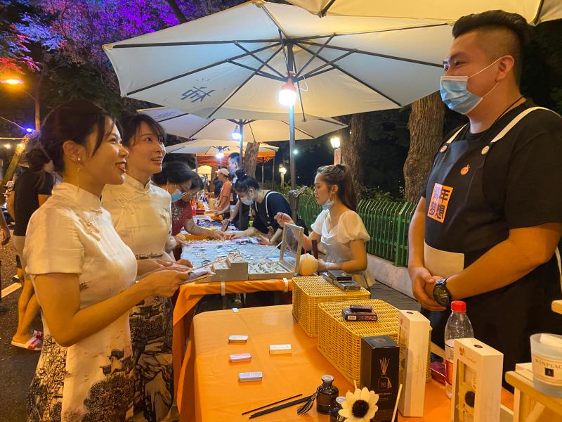 （頭條）福州農(nóng)商銀行旗袍支行員工走進(jìn)夜市了解攤主金融服務(wù)需求。.jpg